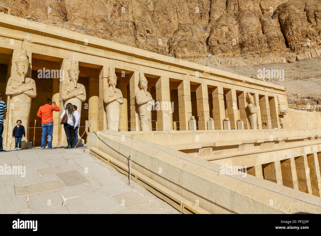 Touristen ein Foto bei der Totentempel der Hatschepsut, Deir el-Bahari, Luxor, Ägypten, Afrika Stockfoto