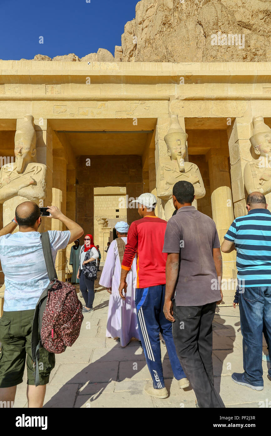 Touristen ein Foto bei der Totentempel der Hatschepsut, Deir el-Bahari, Luxor, Ägypten, Afrika Stockfoto