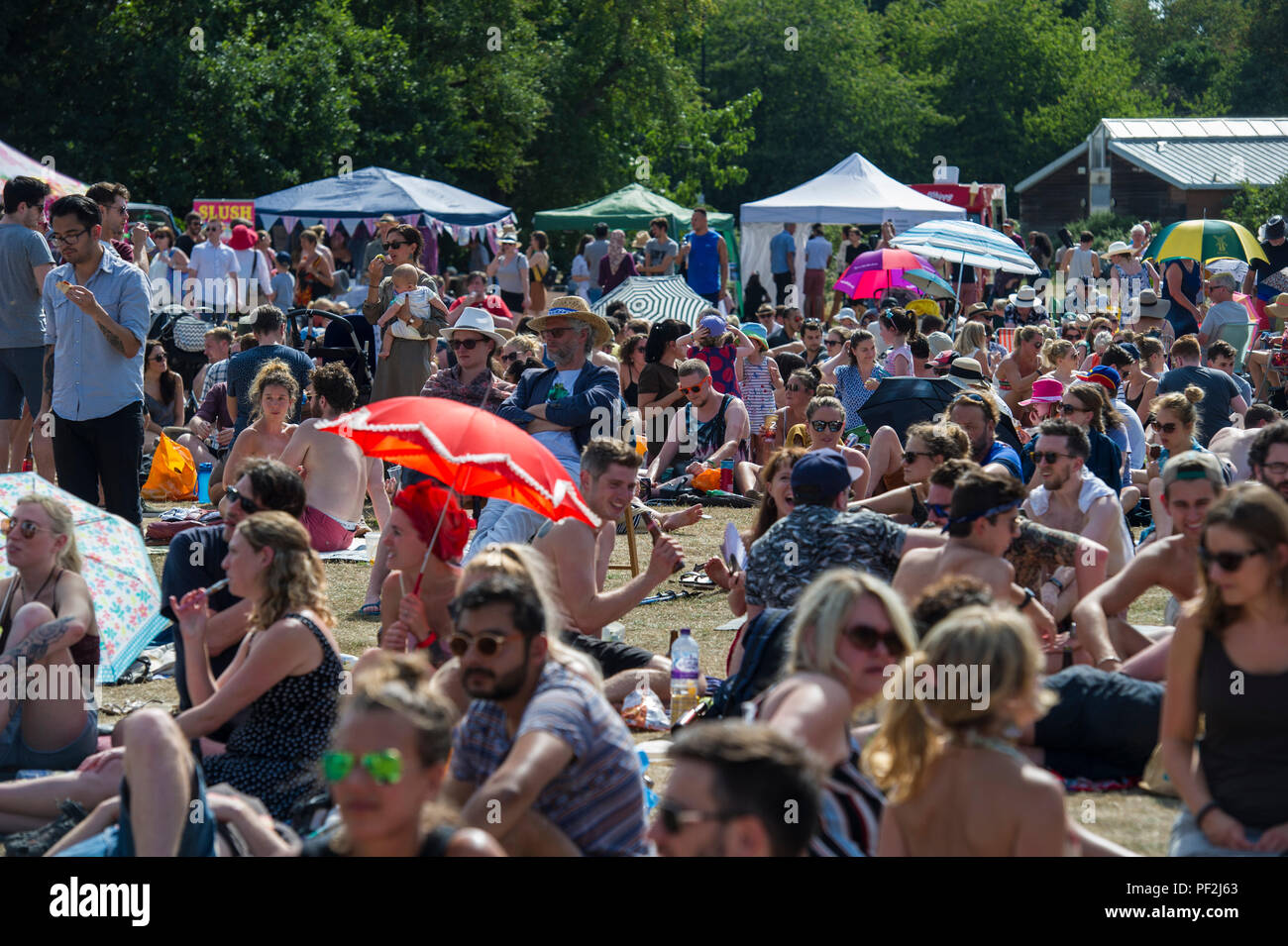 Menschenmassen genießen ein Open Air Festival an einem heißen Tag in London. Stockfoto