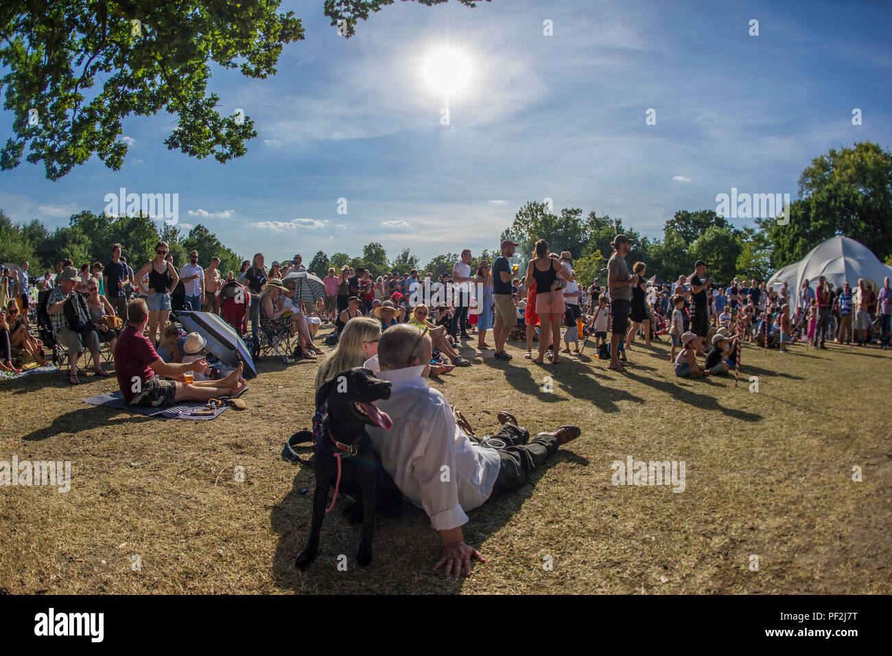 Menschenmassen genießen ein Open Air Festival an einem heißen Tag in London. Stockfoto