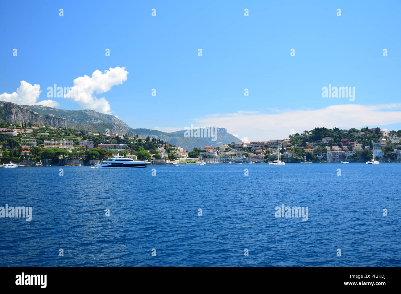 Blick auf Nizza und die französische Riviera, wie sie vom Mittelmeer Stockfoto