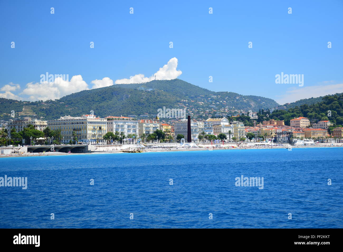 Blick auf Nizza und die französische Riviera, wie sie vom Mittelmeer Stockfoto