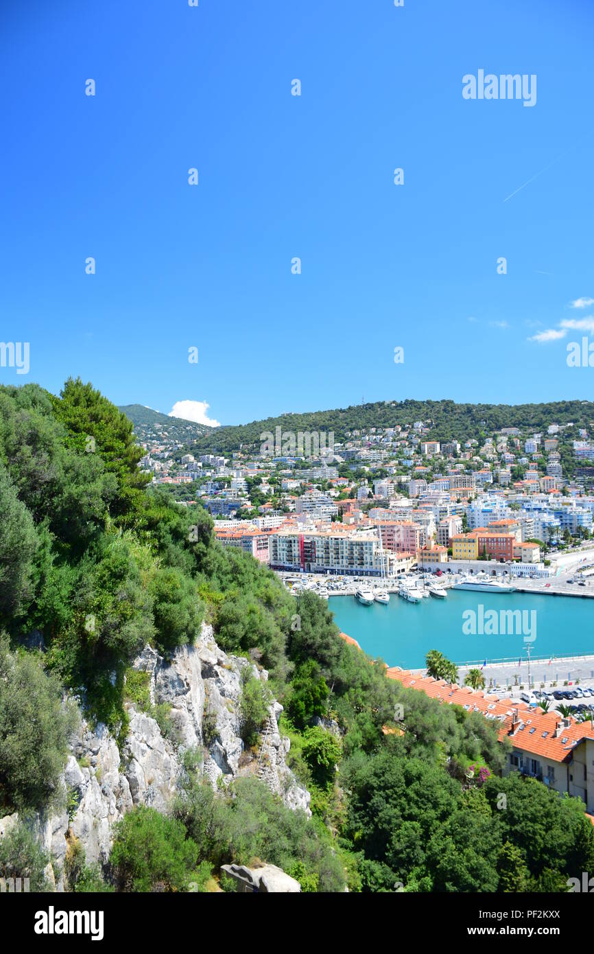 Blick auf die Altstadt von Nizza, Nizza Hafen und das Mittelmeer vom Castle Hill in Nizza Frankreich Stockfoto