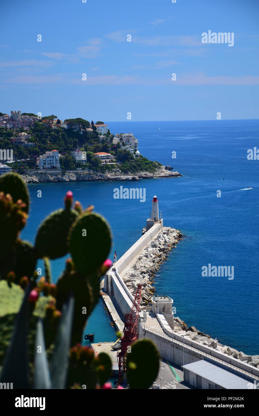 Blick auf die Altstadt von Nizza, Nizza Hafen und das Mittelmeer vom Castle Hill in Nizza Frankreich Stockfoto