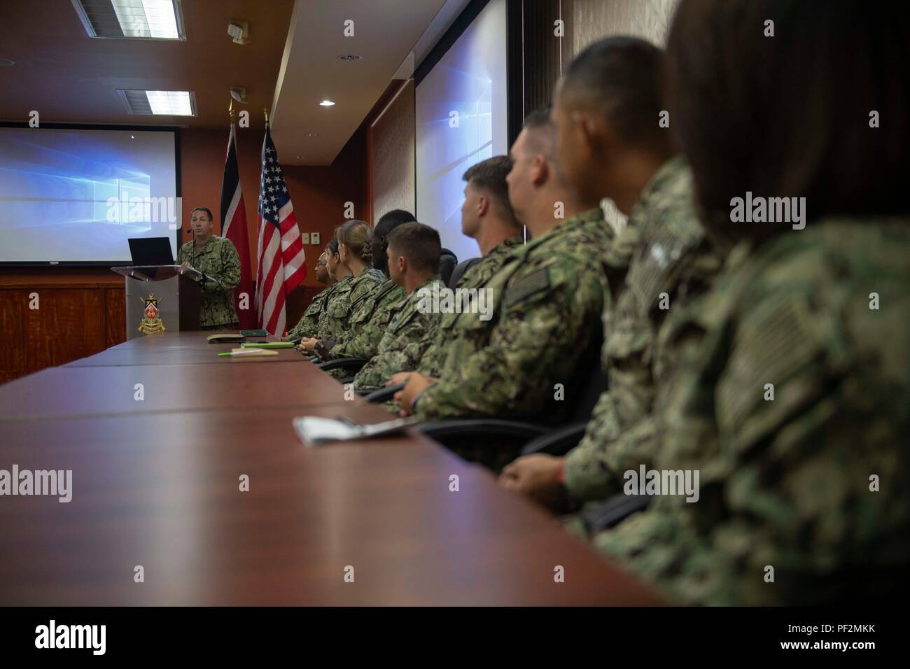 180809-N-CE 622-0496 PORT OF SPAIN, Trinidad (9. August 2018) Kapitän Brian J. Diebold, Commodore von Destroyer Squadron (DESRON) 40, Adressen U.S. Navy Segler und Trinidad und Tobago militärischen Fachleuten bei einem Briefing in der Trinidad und Tobago Defence Force Headquarters während der südlichen Partnerschaft Station 2018. Südliche Partnerschaft Station ist eine US Southern Command - gefördert und U.S. Naval Forces Southern Command/USA Flotte - durchgeführte jährliche Bereitstellung auf Experte Austausch und Aufbau von Kapazitäten in eine Vielzahl von Disziplinen wie Medizin, Bau konzentriert Stockfoto