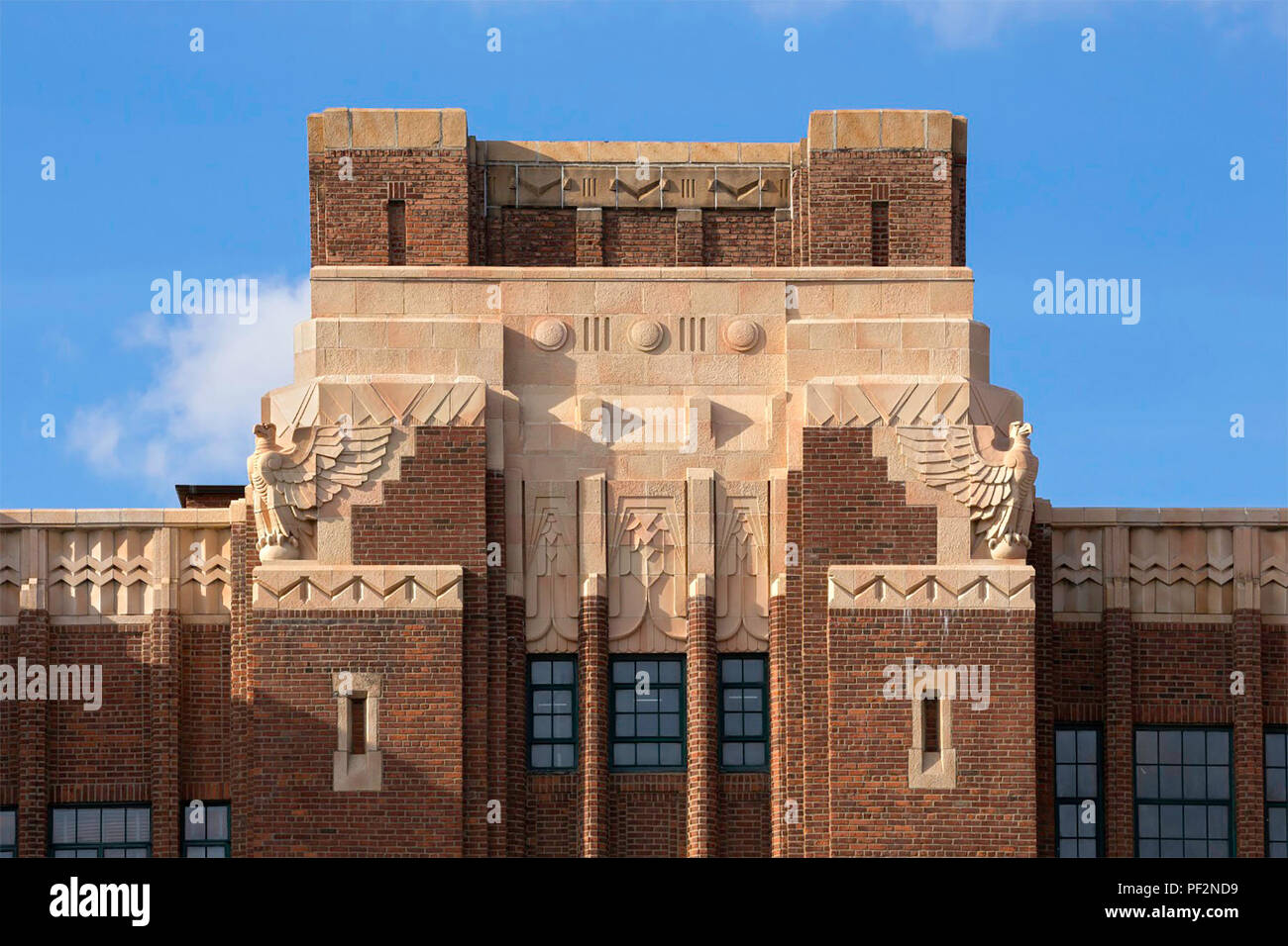 Die im Art déco-Stil Eingang Turm von Harlem Armory der New Yorker Nationalgarde, die ursprünglich im Jahr 1933 erbaut, bietet der neue terra cotta Bundes Adler und andere Merkmale, die renoviert wurden als Teil einer $ 2.2 Million Projekt, das mit Lucy G. Mose Erhaltung Award der New Yorker Wahrzeichen Conservancy erkannt worden ist. Das Gebäude wurde ursprünglich erbaut, um die 369 Infanterie Regiment - bekannt als der Harlem Hölle Kämpfer, der sich im Ersten Weltkrieg unterschieden (Foto von Chris Cooper, Höflichkeit STV Inc.) Stockfoto