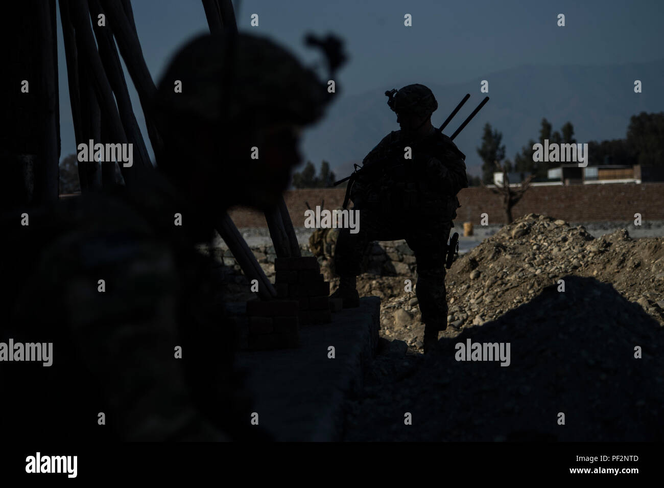 Us-Armee Soldaten auf den 10 Mountain Division Stop an einem wichtigen Führer Engagement bei demontiertem Patrol außerhalb des Lagers Fenty, Afghanistan, Feb.18, 2016 zugeordnet. Die Soldaten sind in die 3. Staffel, 89th Cavalry Regiment zugeordnet und eingesetzt zur Unterstützung der Operation inhärenten Lösen. (U.S. Air Force Foto: Staff Sgt. Corey Haken/Freigegeben) Stockfoto