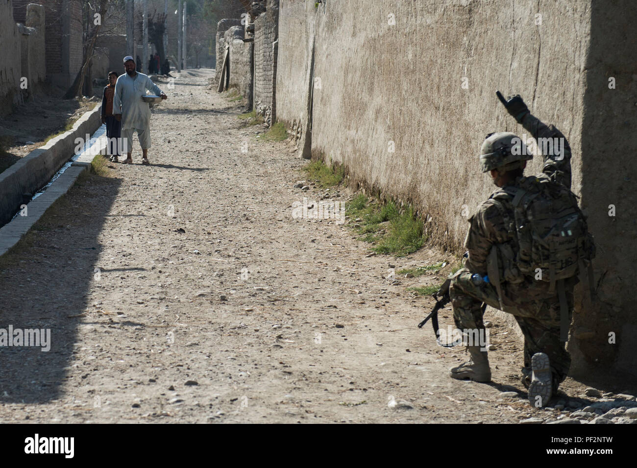 Ein Soldat der US-Armee auf den 10 Mountain Division bietet Sicherheit bei demontiertem Patrol außerhalb des Lagers Fenty, Afghanistan, Jan. 20, 2016. Die Soldaten sind in die 3. Staffel, 89th Cavalry Regiment zugeordnet und eingesetzt zur Unterstützung der Operation inhärenten Lösen. (U.S. Air Force Foto: Staff Sgt. Corey Haken/Freigegeben) Stockfoto