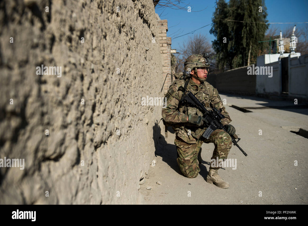 Ein Soldat der US-Armee auf den 10 Mountain Division bietet Sicherheit bei demontiertem Patrol außerhalb des Lagers Fenty, Afghanistan, Jan. 20, 2016. Die Soldaten sind in die 3. Staffel, 89th Cavalry Regiment zugeordnet und eingesetzt zur Unterstützung der Operation inhärenten Lösen. (U.S. Air Force Foto: Staff Sgt. Corey Haken/Freigegeben) Stockfoto