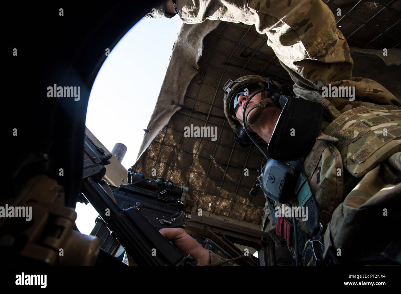 Ein Soldat der US-Armee auf den 10 Mountain Division bietet Sicherheit im Inneren eines MRAP (Mine beständig Hinterhalt geschützt) während eine berittene Patrouille außerhalb des Lagers Fenty, Afghanistan, Jan. 25, 2016. Die Soldaten sind in die 3. Staffel, 89th Cavalry Regiment zugeordnet und werden zur Unterstützung der Operation inhärenten Lösung bereitgestellt. (U.S. Air Force Foto: Staff Sgt. Corey Haken/Freigegeben) Stockfoto