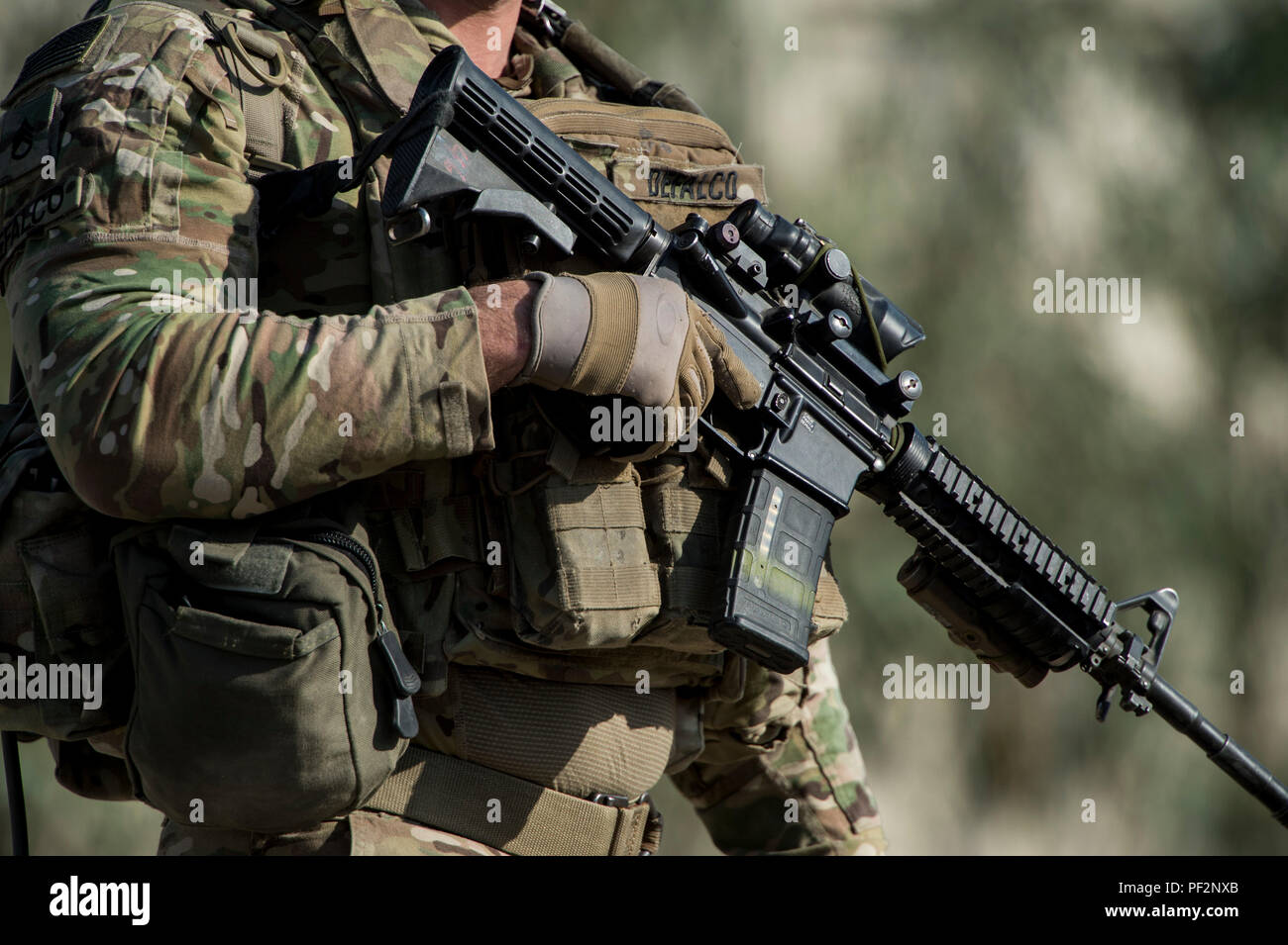 Ein Soldat der US-Armee auf den 10 Mountain Division liefert Sicherheit während einer Patrouille außerhalb des Lagers Fenty, Afghanistan, Jan. 25, 2016. Die Soldaten sind in die 3. Staffel, 89th Cavalry Regiment zugeordnet und werden zur Unterstützung der Operation inhärenten Lösung bereitgestellt. (U.S. Air Force Foto: Staff Sgt. Corey Haken/Freigegeben) Stockfoto