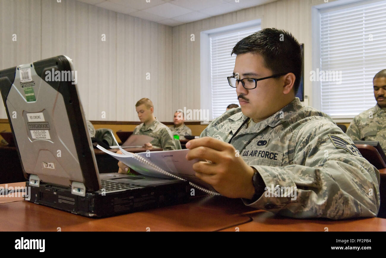 Staff Sgt. Sean Carlson, 736Th Aircraft Maintenance Squadron C-17A Globemaster III Kommunikation/Gegenmaßnahmen-/Navigationssysteme Handwerker, blickt auf ein Schulungshandbuch für den C-17 Interaktive Elektronische Handbücher 24.02.2016, Dover Air Force Base, Del Der C-17 IETM ist eine uneingeschränkte und umfassende Suite der organisatorischen Ebene Wartung in einer einzigen elektronischen Technischen um bestehend aus Job Guides, Fehlerisolierung, teileübersicht dargestellt, etc. (aus den USA Air Force Foto/Roland Balik) Stockfoto