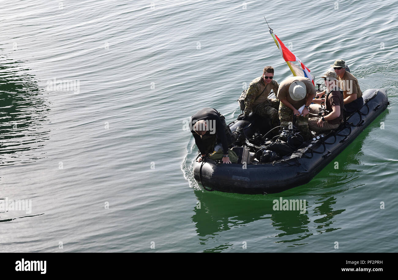 160112-N-KK 081-042 US-Flotte 5 BEREICH DER OPERATIONEN (Jan. 12, 2016) - Segler, die Beseitigung von Explosivstoffen Mobile Unit 2, Rückkehr aus einer Schleife der Pier während einer Übung in den USA 5 Flotte Bereich der Operationen. Military Sealift Command Schiffe USNS 1 ST LT Baldomero Lopez (T-AK 3010) und USNS Pililaau (T-AKR 304) in einem Navy, Marine Corps und der Armee gemeinsame Maritime Vorpositionierung Kraft offload Übung teilgenommen. (U.S. Marine Foto von Mass Communication Specialist 2. Klasse Eric Chan/Freigegeben) Stockfoto