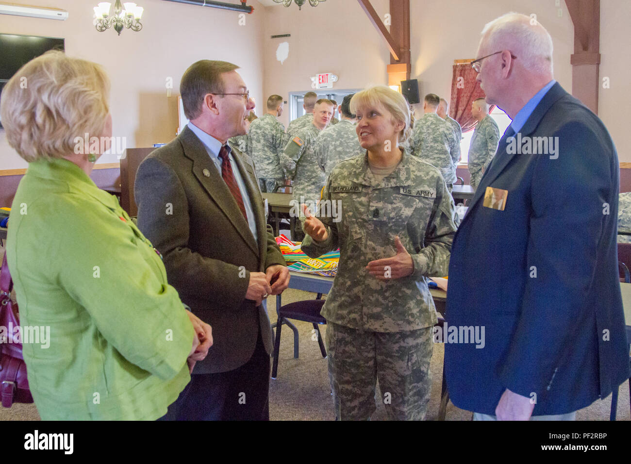 Command Sgt. Maj. Abbe Mulholland spricht mit US-Army Reserve Botschafter, Gerald W. Meyer und John A. Gessner, über Ihre neu ernannten Position nach dem Übergang der Verantwortung Zeremonie am Fort McCoy, Wis am 13.02.21., 2016. Die Zeremonie bezeichnet die Weitergabe der Verantwortung an den eingehenden Befehl Sgt. Maj (U.S. Armee Foto von SPC. Austin Stein/Freigegeben) Tag PhotoAdd LocationEdit Stockfoto