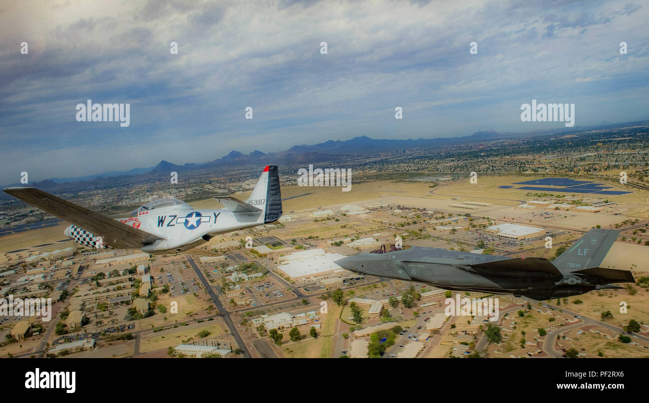 Eine P-51 Mustang und einer F-35 Lightening II fliegen um den Luftraum der Davis-Monthan Air Force Base am 4. März 2016. Die F-38 und F-35 in Air Combat Command's Heritage Flight Training Course, ein Programm, das mit modernen Fighter/attack Flugzeuge neben Wort Weltkrieg, Korea Krieg flying teilgenommen, und Vietnamkrieg - ära Flugzeuge. (U.S. Air Force Foto von Tech. Sgt. Brandon Shapiro) Stockfoto