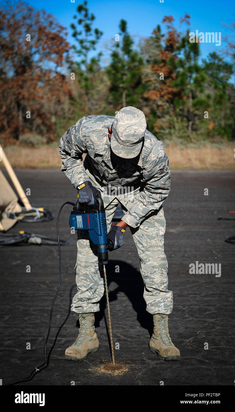 Airman 1st Class Brent Taylor, ein Heavy Equipment Operator mit der 1 Special Operations Tiefbau Squadron, Bohrer ein Loch in die Plasterung für Metallstangen, die während der Übung frigide Archer in Eglin, Fla., Nov. 6, 2016. Es gab insgesamt 250 Piloten die Teilnahme an der Übung. 60 Piloten kamen vom 1. SOCES. (U.S. Air Force Foto von älteren Flieger Meagan Schutter) Stockfoto