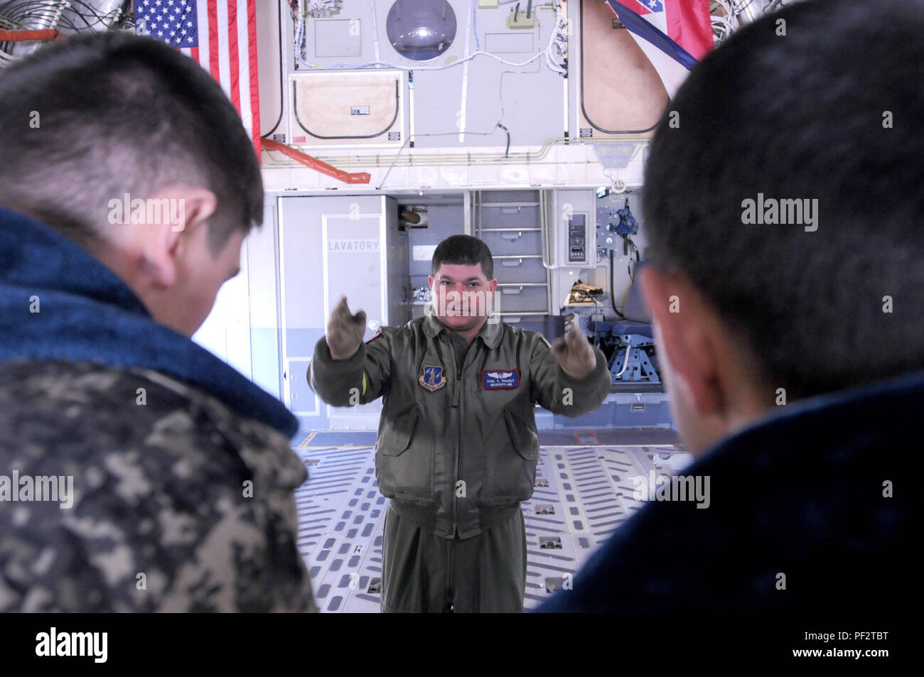 Maj. Paul Boackle, ein Pilot mit der Ampel an der 183rd Aeromedical Evacuation Squadron, beschreibt Techniken Patienten aus einer C-17 Globemaster für die Mitglieder des Usbekistan Ministerium der Verteidigung bei Thompson Feld Jan. 11 entladen. Fünf Mitglieder der Usbekistan Ministerium der Verteidigung besucht Mississippi 14.01.11-15 Informationen zu medizinischen Praktiken auszutauschen. Das militärische medizinische Experten Austausch Besuch war Teil des Staates Partnerschaft Programm, das Schmieden und pflegt die Zusammenarbeit zwischen den Partnerländern Nationen. (Mississippi National Guard Foto: Staff Sgt. Scott Tynes, JFH - - Public Affairs Office Stockfoto