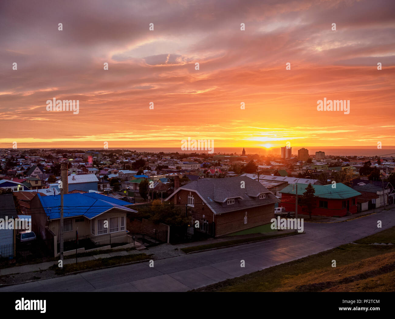 Blick über die Stadt in Richtung Straße von Magellan bei Sonnenaufgang, Punta Arenas, Magallanes Provinz Patagonien, Chile Stockfoto