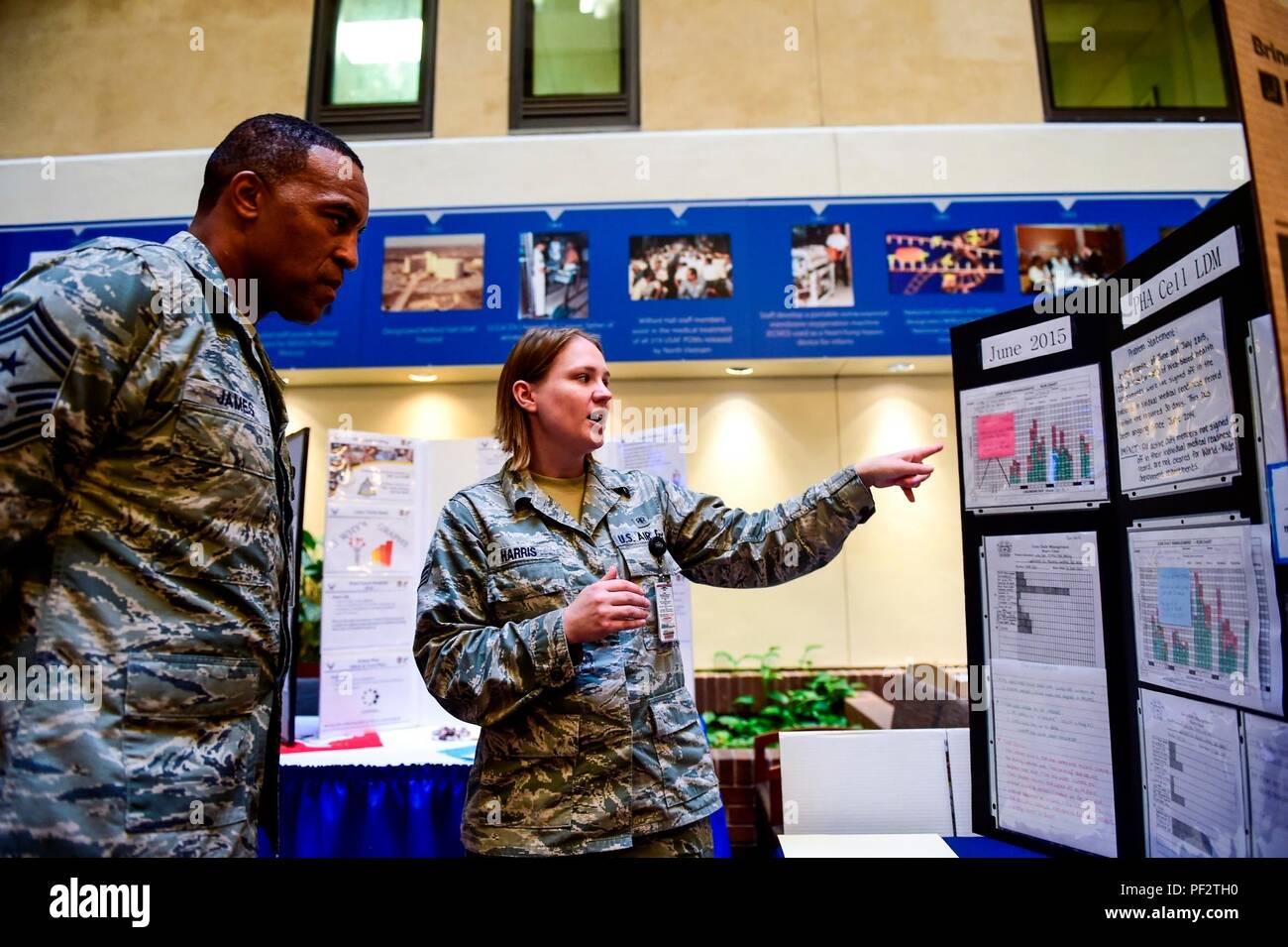 Senior Airman Jessica Harris, Luft- und Raumfahrt Medizin 559th Squadron der öffentlichen Gesundheit Techniker, Schriftsatz Chief Master Sgt. Maurice James, 59. Medizinische Wing command Chief, auf die jüngste Initiative des PHA Zelle, um die Anzahl der überfälligen jährliche Gesundheitsuntersuchungen reduzieren 16. Okt. 2015, am Wilford Hall ambulanten OP-Zentrum. (U.S. Air Force Foto/Staff Sgt. Michael Ellis) Stockfoto