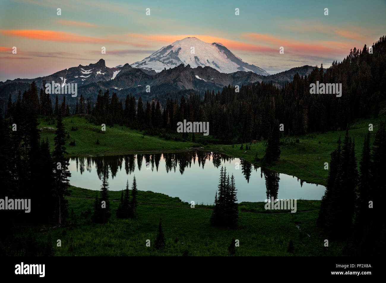 WA 14812-00 ... WASHINGTON - Tipsoo See und den Mount Rainier viewsd vom Rand der Landstraße 410 im Mount Rainier National Park. Stockfoto