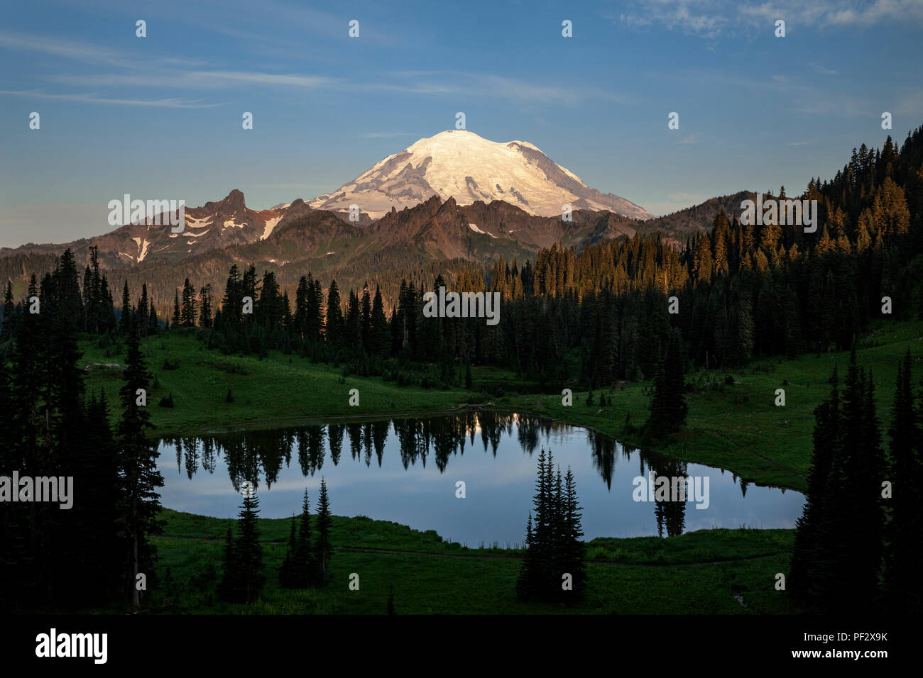 WA 14816-00 ... WASHINGTON - Tipsoo See und den Mount Rainier gesehen vom Rand der Landstraße 410 im Mount Rainier National Park. Stockfoto