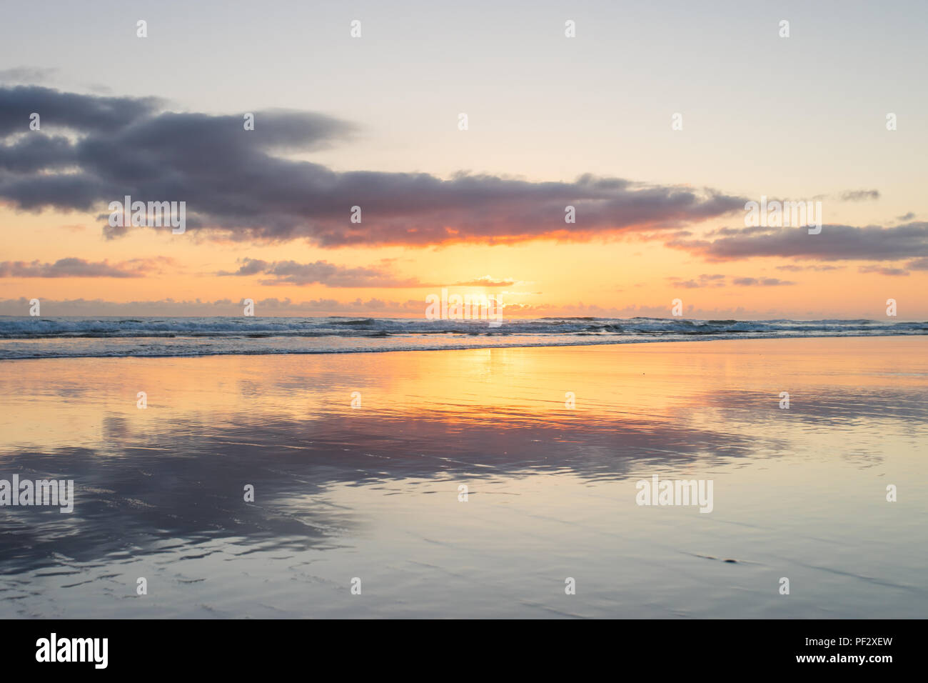 Sonnenaufgang am Surfers Paradise an der Gold Coast in Queensland, Australien Stockfoto