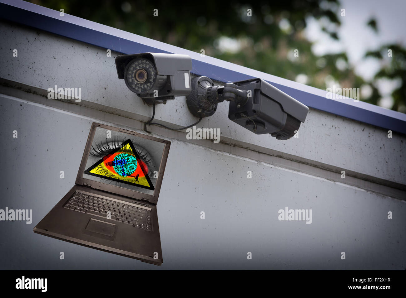 Zwei CCTV oder Überwachungskamera mit Laptop und Auge Symbol auf dem Monitor. Bild mit vignette Objektiv. Stockfoto