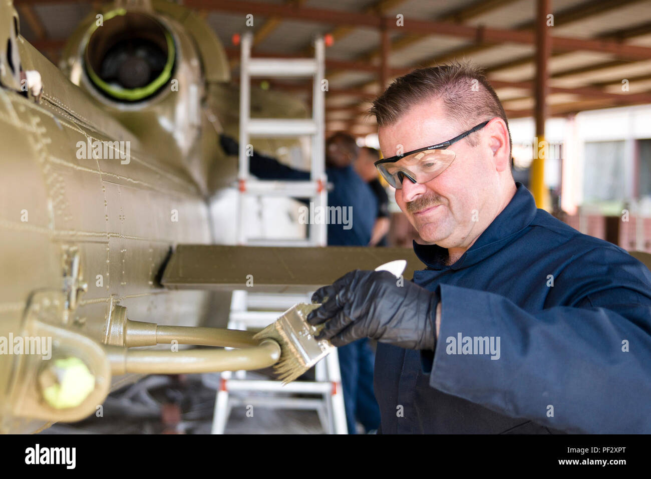 Bell UH-1C Iroquois ist ein Militärhubschrauber, der während des Vietnamkriegs eingeführt wurde und allgemein als Huey bekannt ist. Mitglieder der 913th Maintenance Squadron überlackieren das Flugzeug am 9. Oktober 2015 in Jacksonville, Arkansas, bevor es in das Jacksonville Museum of Military History zurückkehrte. Das Archivbild dokumentiert Elektro- und Restaurierungspersonal, das Konservierungsarbeiten unterstützt. Stockfoto
