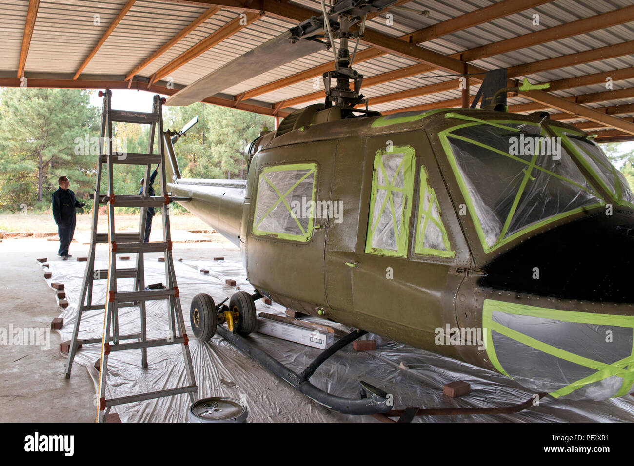 Bell UH-1C Iroquois ist ein einmotoriger militärischer Hilfshubschrauber, der in den 1960er Jahren eingeführt wurde und während des Vietnamkriegs in großem Umfang eingesetzt wurde. Flieger der 913th Maintenance Squadron führen am 9. Oktober 2015 in Jacksonville (Arkansas) Ummalarbeiten und Restaurierungsarbeiten durch, bevor sie das Flugzeug in das Jacksonville Museum of Military History zurückbringen. Das Archivbild dokumentiert die Erhaltung des historischen Rotationsfahrzeugs. Stockfoto