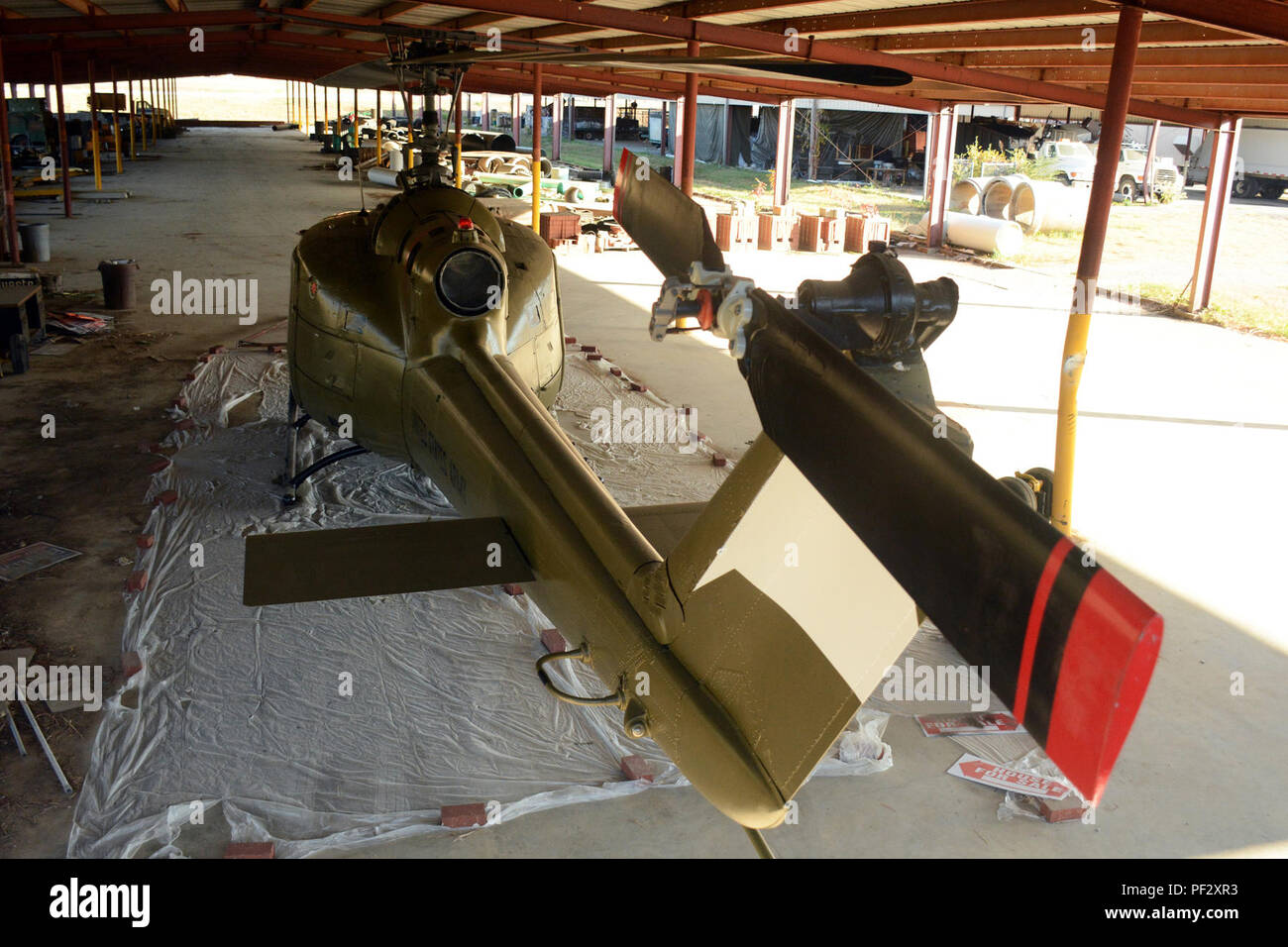 Bell UH-1C Iroquois ist ein militärischer Nutzhubschrauber, der von Bell Helicopter entwickelt wurde und während des Vietnamkriegs ab Mitte der 1960er Jahre eingesetzt wurde Ausgestattet mit einem einzelnen Lycoming T53-Turbowellenmotor und einem Gleitfahrwerk diente er als Transport- und Unterstützungsfunktion. Das Archivbild zeichnet Restaurierungsaktivitäten auf, die in Jacksonville, Arkansas, durchgeführt wurden, um sie in das Museum zu übertragen. Stockfoto