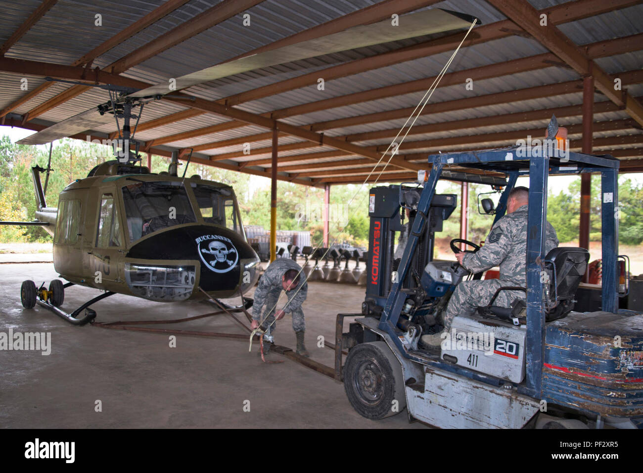 Bell UH-1C Iroquois ist ein Nutzhubschrauber, der von Bell Helicopter für den Militärdienst eingeführt wurde und während des Vietnamkriegs weit verbreitet war. Angetrieben von einem Lycoming T53-Turbowellenmotor unterstützte er Transport- und Einsatzmissionen. Das Archivbild dokumentiert die Bodenabfertigung und Abschleppvorbereitung des restaurierten Hubschraubers in Jacksonville, Arkansas, vor dem Umzug für die Ausstellung im Museum. Stockfoto
