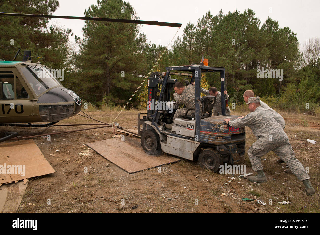 Bell UH-1C Iroquois ist ein militärischer Hilfshubschrauber, der von Bell Helicopter hergestellt wurde und während des Vietnamkriegs in großem Umfang eingesetzt wurde. Angetrieben von einem Turbowellenmotor wurde er für Truppentransport und operative Unterstützung eingesetzt. Das Archivbild dokumentiert die Herausforderungen des Bodentransports bei der Verlegung des restaurierten Hubschraubers in Jacksonville, Arkansas. Stockfoto