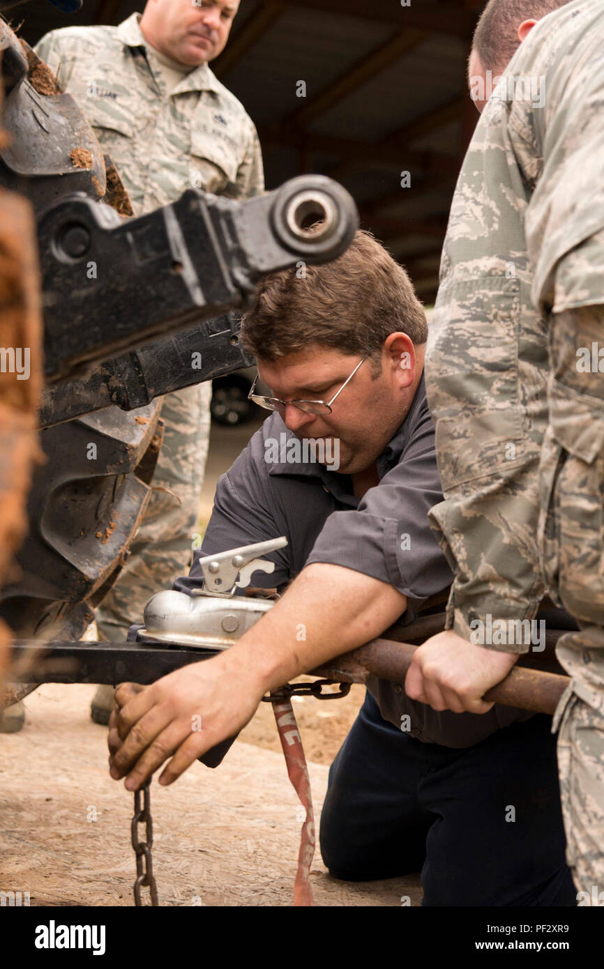 Bell UH-1C Iroquois ist ein von Bell Helicopter entworfener Nutzhubschrauber, der während des Vietnamkriegs von den US-Truppen eingesetzt wurde. Mit einem Lycoming T53-Motor und einem Fahrwerk wurde es zu einer primären Transportplattform mit Drehflügeln. Das Archivbild dokumentiert die Vorbereitung des Abschleppens zur Unterstützung der Bewegung des restaurierten Hubschraubers in Jacksonville, Arkansas. Stockfoto