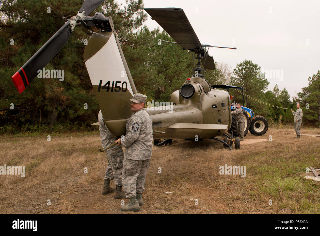 Bell UH-1C Iroquois ist ein Nutzhubschrauber aus der Zeit des Vietnamkriegs, der von Bell Helicopter hergestellt wurde und von einem Lycoming T53-Turbowellenmotor angetrieben wird. Sie diente in Transport- und Unterstützungsrollen für die US-Streitkräfte. Das Archivbild dokumentiert die Verlegung des restaurierten Helikopters in ein Schauplatz in Jacksonville, Arkansas, bevor das Museum ausgestellt wurde. Stockfoto