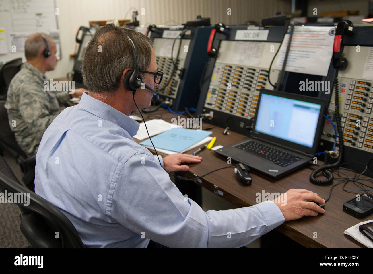 Vor der $ 485.000 Renovierung im Jahr 2017, dieses Foto zeigt Bedienpersonal der analoge Konsolen während eines Astronauten Rescue Übung 2016. Der 45th Operations Group ablösen 3 getestet, um die Kommunikationskanäle zu Air Force pararescue Airborne Vermögenswerte, Kräfte am Meer, Johnson Space Center der NASA und der Gemeinsamen Space Operations Center. Die Mission Der SOC ist ein weltweit Abteilung der Befehl Verteidigung und Kontrolle node für NASA-Astronaut Rescue & Recovery zur Verfügung zu stellen und wird derzeit für die operationellen Sojus-missionen Rückkehr aus der Internationalen Raumstation eingesetzt und verschiedene Übungen in Stockfoto