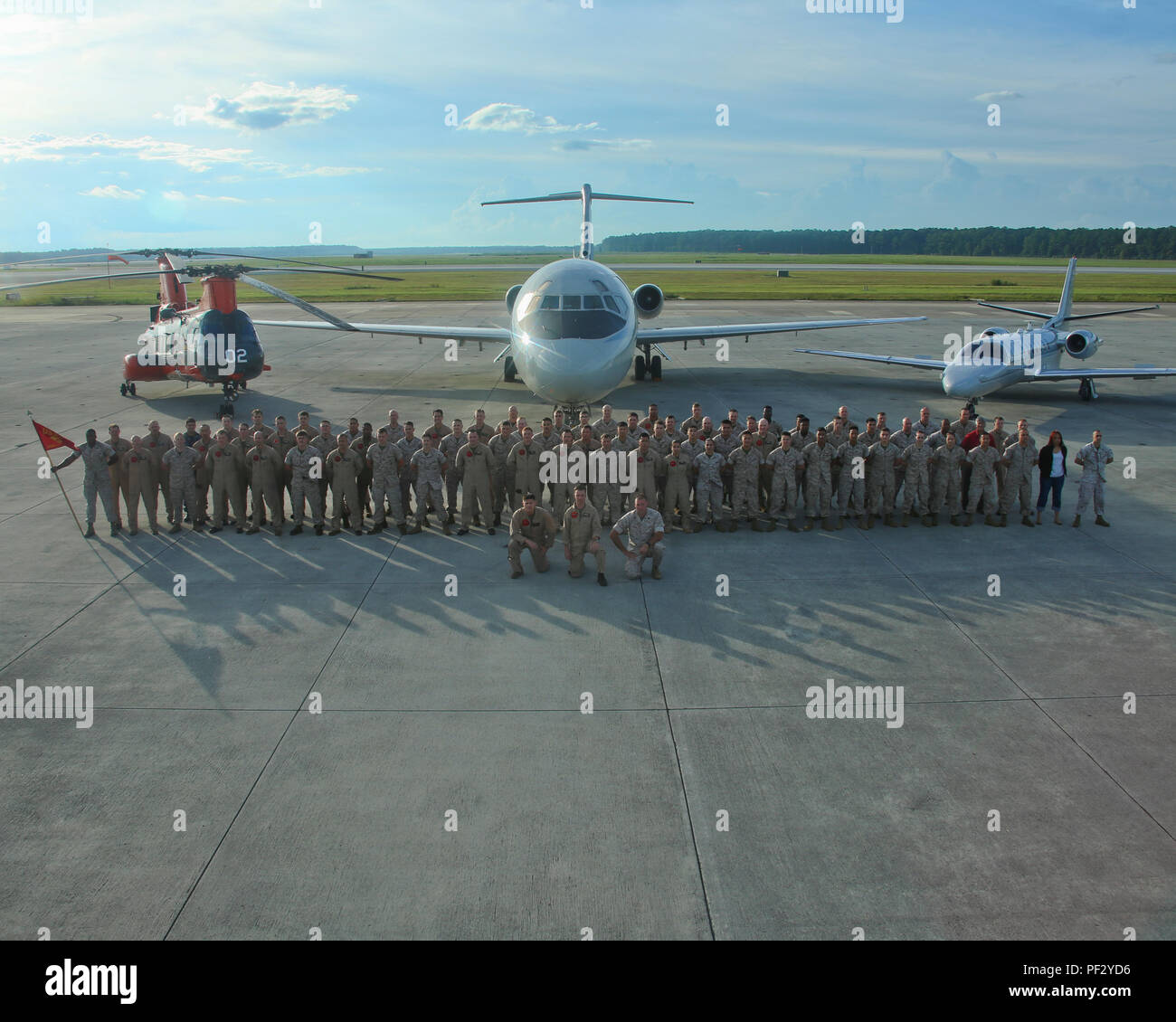 Marines, Matrosen und zivilen Mitglieder der Marine Transport Squadron 1 sammeln für eine Einheit Foto vor der VMR-1 schaltet seine HH-46 Hubschrauber über der Marine im September 2015. Seit Jahrzehnten ist die VMR-1 betrieben C-9B Skytrains und die kleineren UC-35 D Cessna Zugaben für den weltweiten Transport Missionen, und bietet Unterstützung für die Suche und Rettung der 2. Marine Flugzeugflügel mit HH-46D P 3 Hubschrauber, lokal als Pedro bekannt. Die Hubschrauber, die letzte H-46 Hubschrauber zu fliegen für das Verteidigungsministerium, wurden übertragen, wenn die Marine Corps' Suchaktion wurde eingestellt. Das Ende der ano Stockfoto