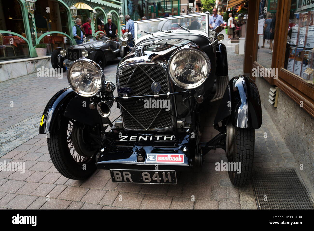 SAALBACH - Hinterglemm, Österreich - 21 Juni 2018: Vintage British Luxury Car Lagonda oldsmobile Veteran am 21. Juni 2018 in Saalbach-Hinterglemm, Österreich. Stockfoto