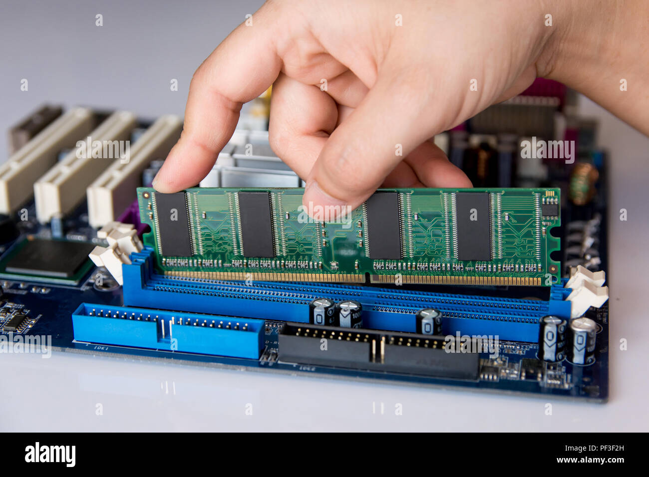 Techniker installieren RAM (Random Access Memory) mit der Buchse auf der Hauptplatine Stockfoto