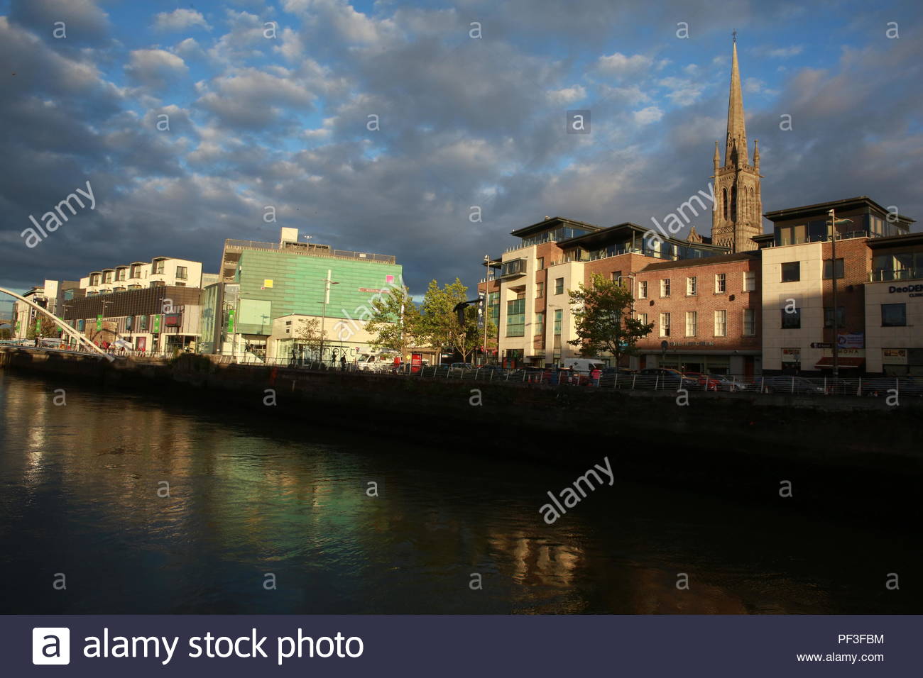 Einen schönen Abend schöne wirft Licht auf die Stadt Drogheda und den Fluss Boyne Stockfoto