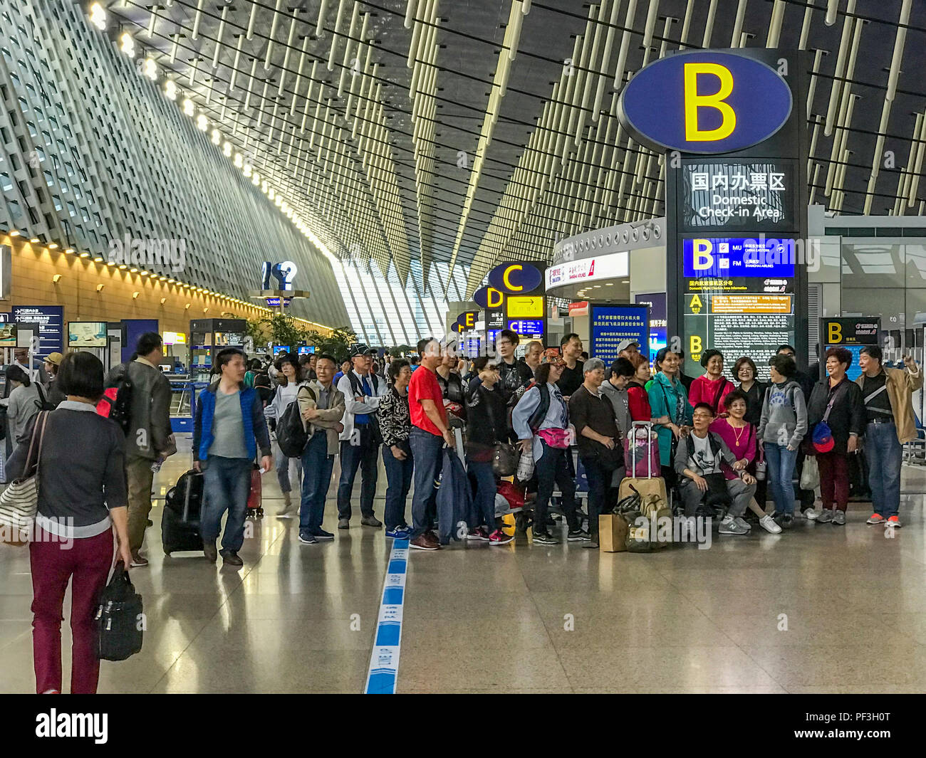 Shanghai, Jiangsu, China. Shanghai Pudong Flughafen, Abflughalle. Stockfoto