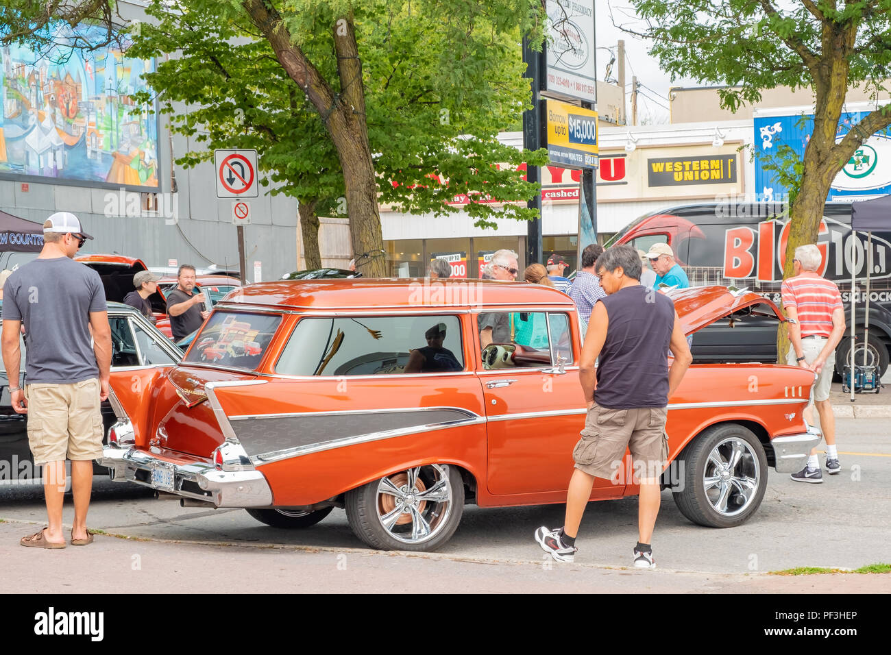Teilnehmer bewundern Ein 1957 Chevrolet stationwagon am 20. jährlichen Orillia Downtown Classic Car Show, der größte seiner Art in der Region. Stockfoto
