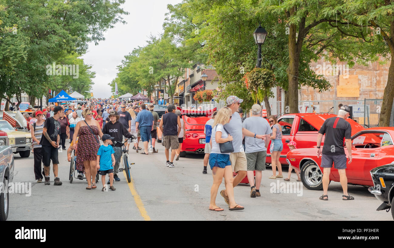 Menschenmassen nehmen an der 20. jährlichen Orillia Downtown Car Show, einer der größten in der Region. Stockfoto
