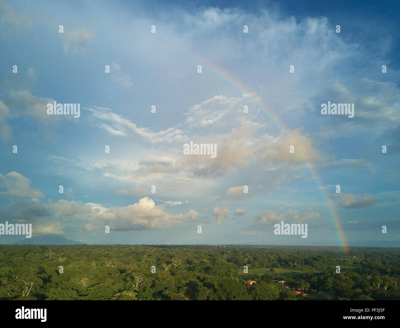 Regenbogen auf blauen bewölkten Himmel Antenne drone Ansicht Stockfoto