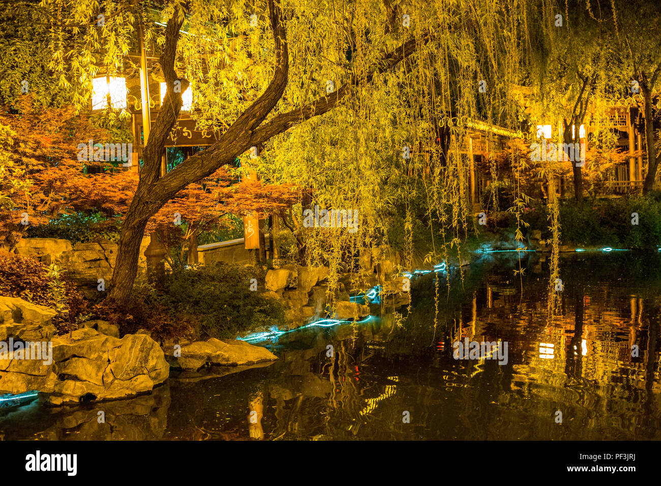 Yangzhou, Jiangsu, China. Eine traditionelle chinesische Garten des Ma-Familie, bei Nacht. Stockfoto