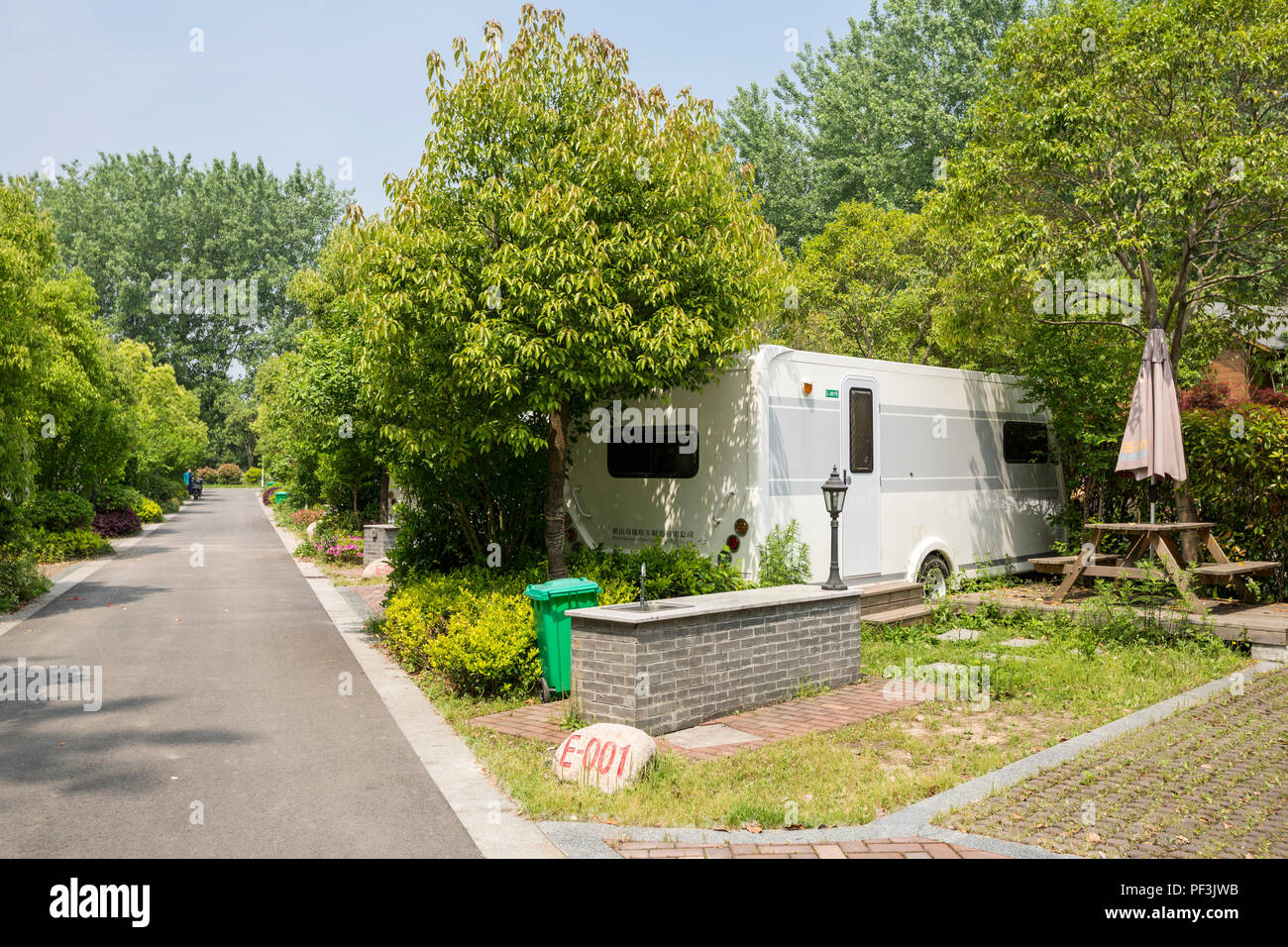 Yangzhou, Jiangsu, China. Tuju Zeltplatz, ein RV und Kabine Campingplatz für Familien, die einen Urlaub in der Landschaft. Stockfoto