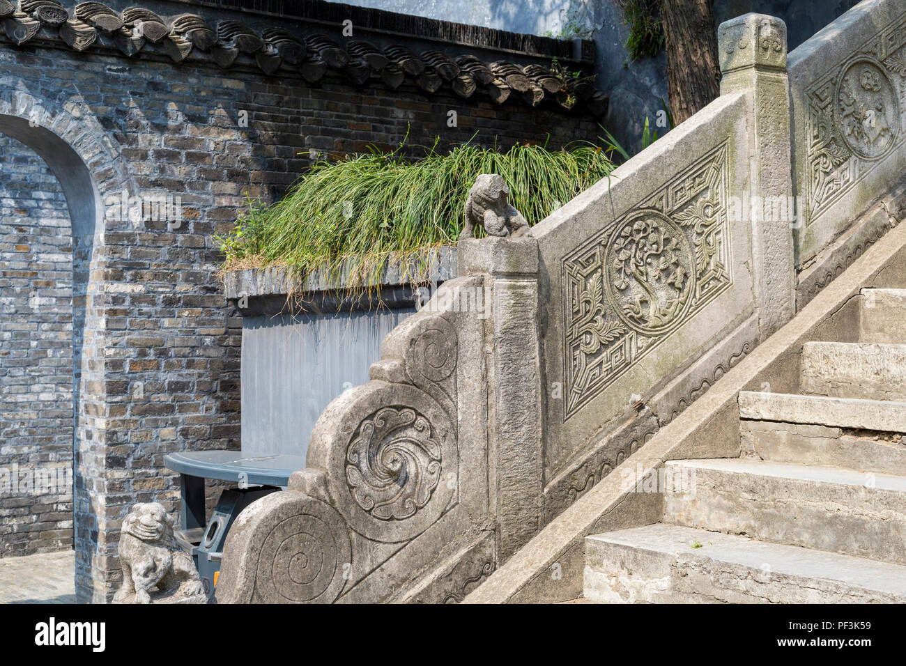 Yangzhou, Jiangsu, China. Steinornamente verzieren Treppe zum Eingang zum Friedhof der Puhaddin, 13. Jahrhundert muslimische Missionar. Stockfoto