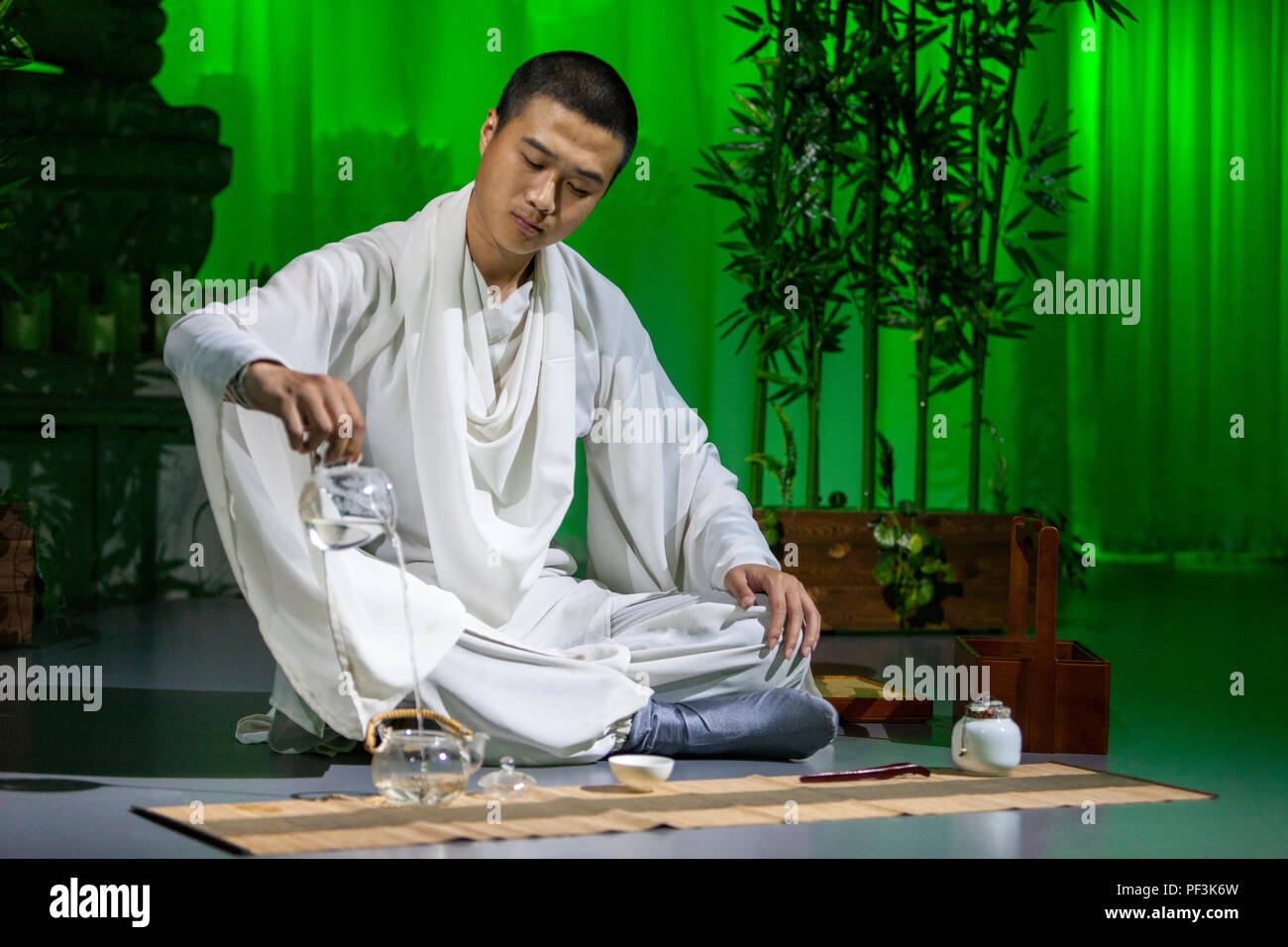 Yangzhou, Jiangsu, China. Schauspieler führt zur Eröffnung Tee Zeremonie in theatralische Inszenierung der Missionarischen Jian Zhen Osten überqueren. Stockfoto