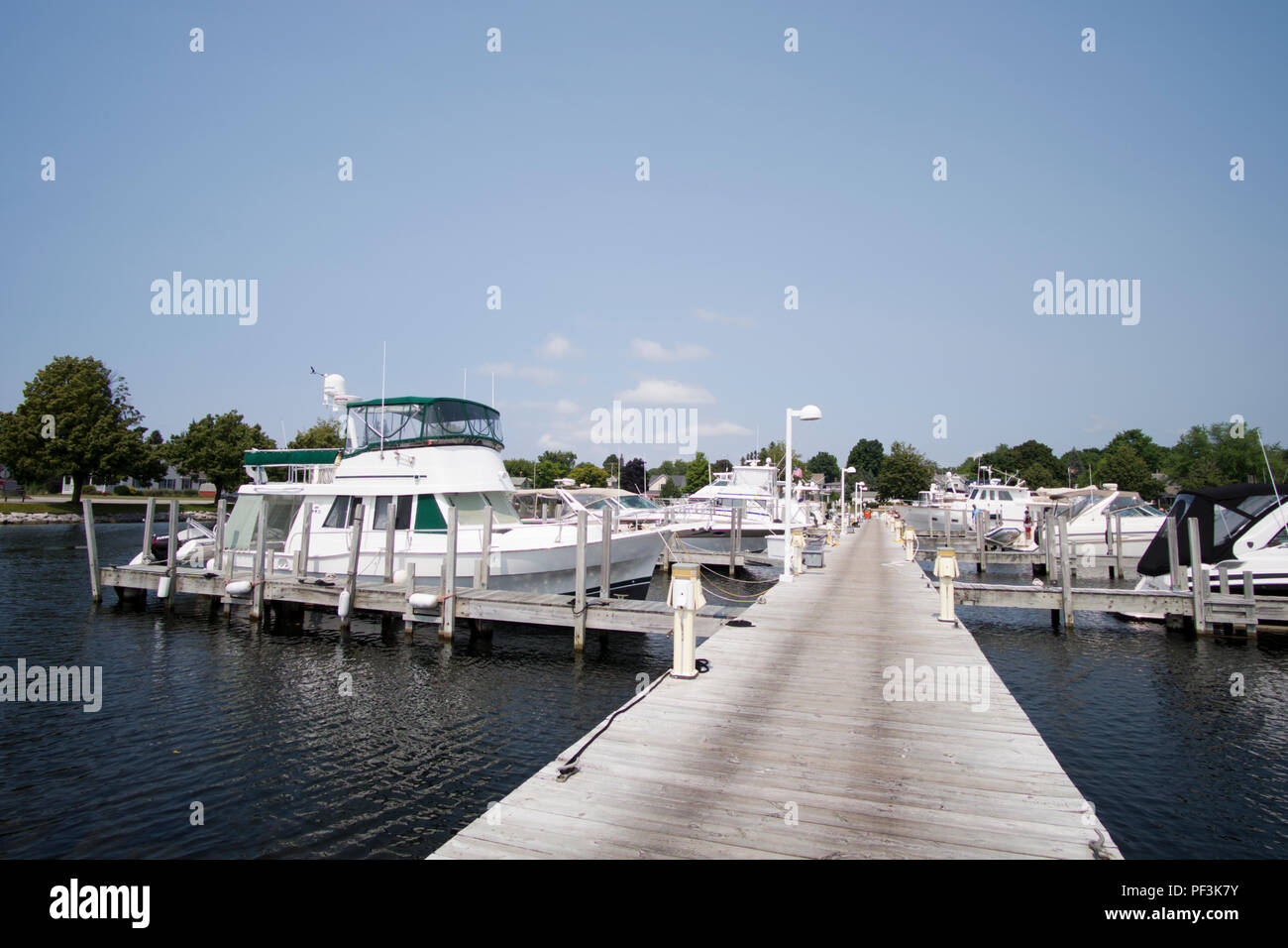 Verschiedene Boote gebunden Im Ludington Municipal Marina auf Pere Marquette See in Ludington, Michigan, USA. Stockfoto