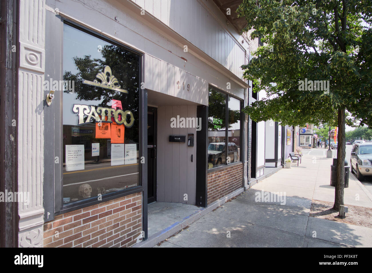 Tätowierer in einer Seitenstraße im Zentrum von Ludington, Michigan, USA Stockfoto
