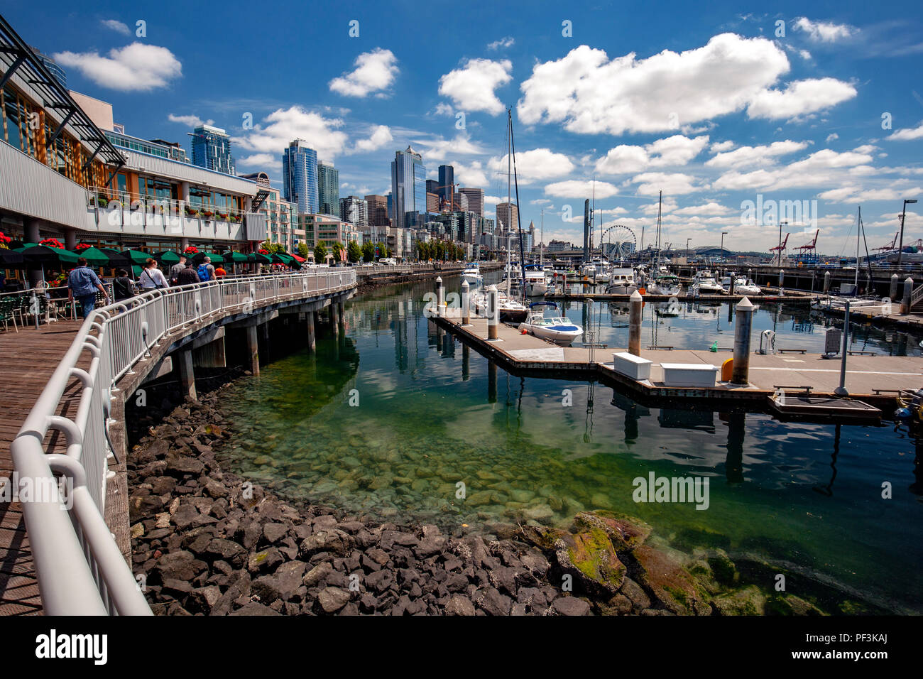 Blick auf Seattle Waterfront von Bell Street Pier und Konferenzzentrum am Pier 66 - Seattle, Washington, USA Stockfoto